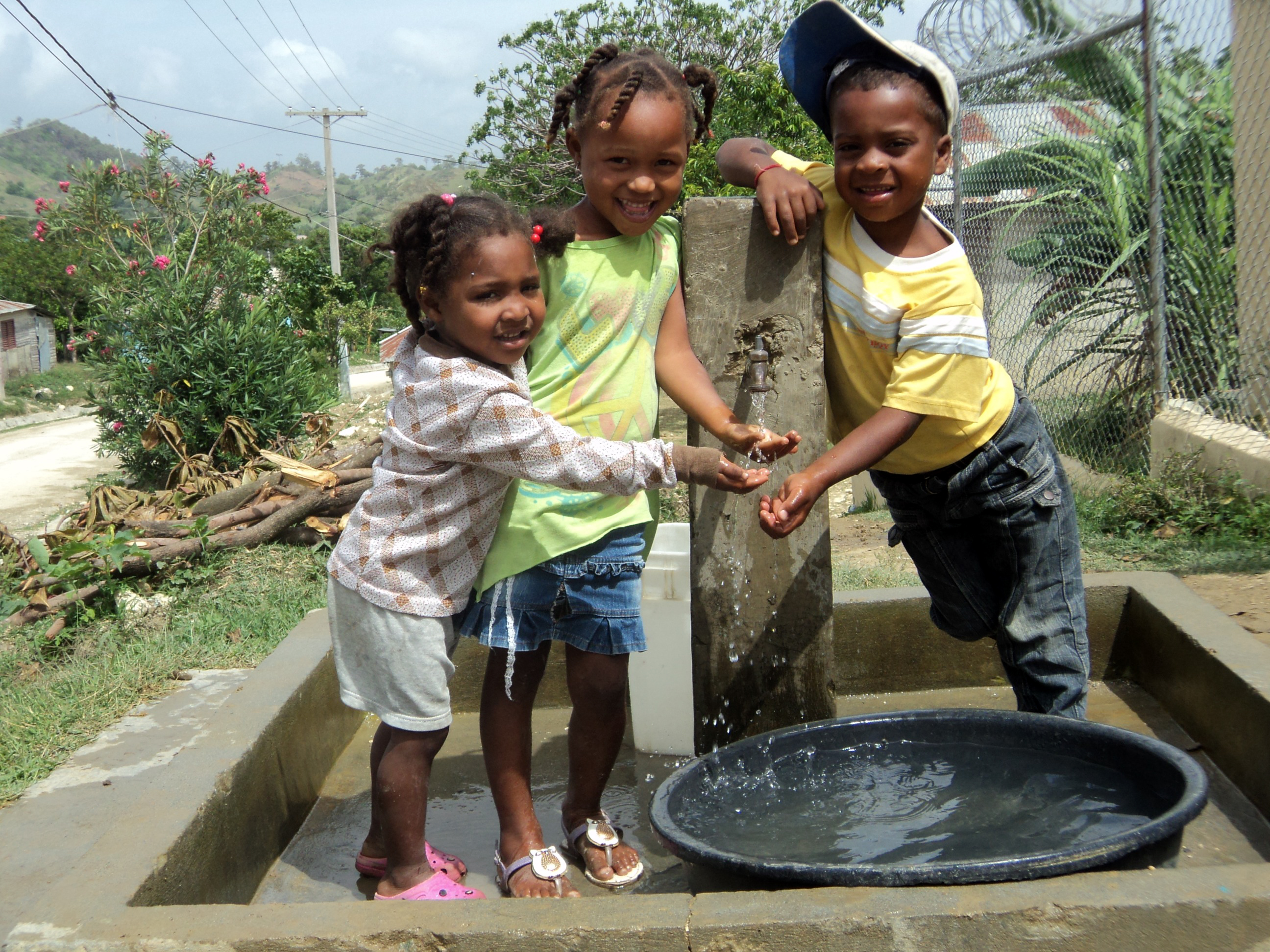 Niños en una fuente de agua